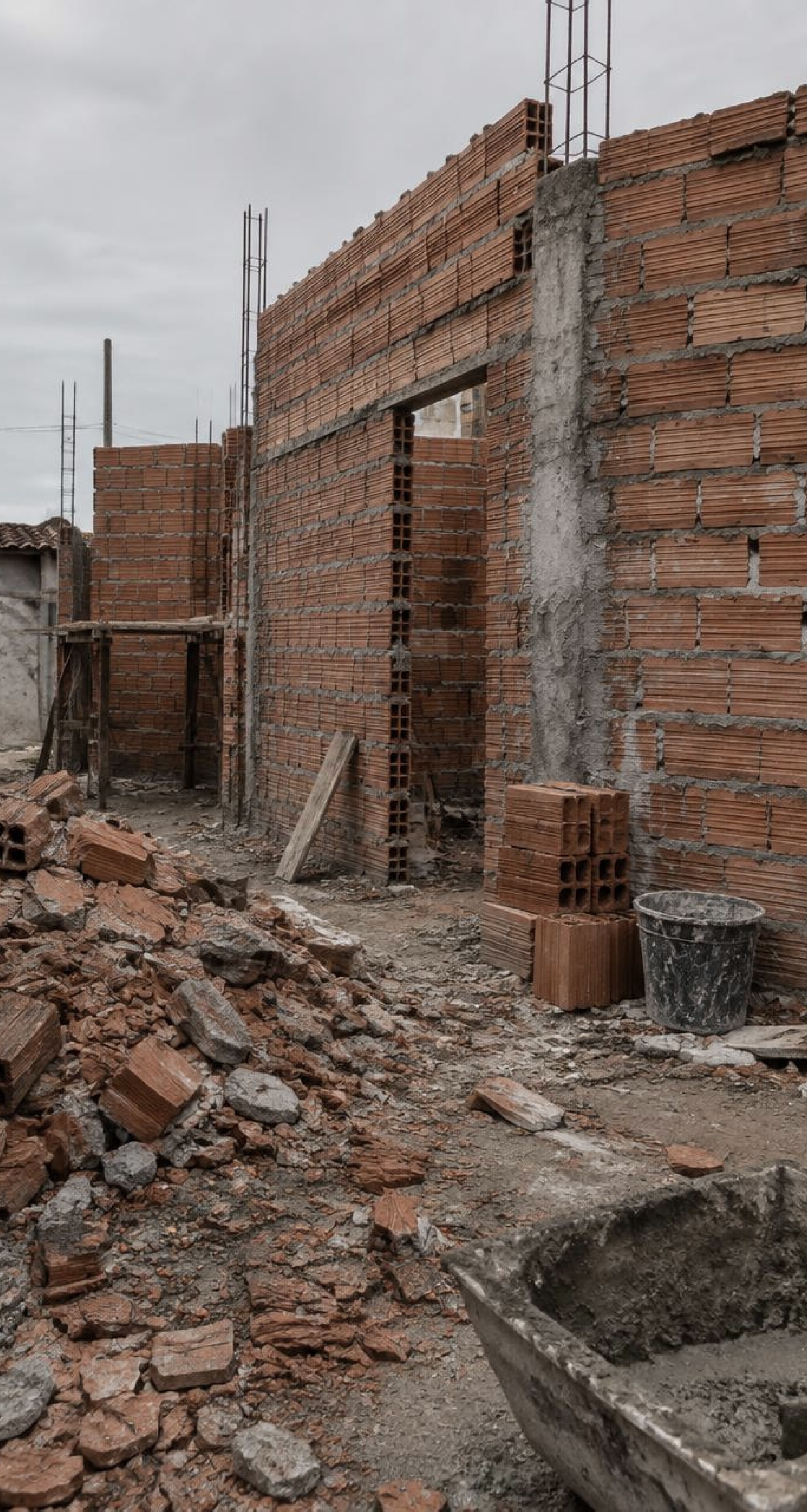 Entulho de tijolos em obra convencional